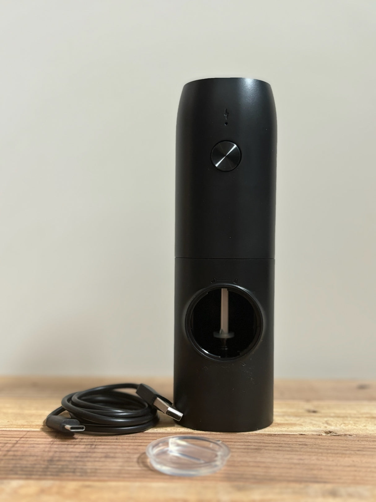 Stijlvolle elektrische zoutmolen geschikt voor dagelijks gebruik, met USB-oplaadfunctie en traploos instelbare maalgraad – perfect voor Himalayazout en een smaakvolle presentatie aan tafel.