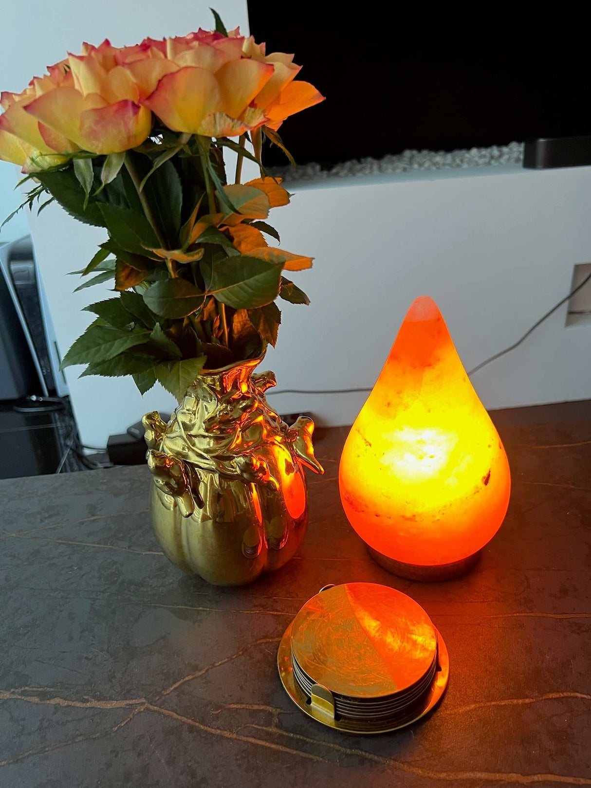 Himalaya zoutlamp druppelvormige handgemaakte zoutsteenlamp met warme gloed en houten voet