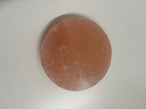 Ronde Himalaya zoutsteen kook- en serveerplaat van Ø20 cm, circa 4 kg. Natuurlijke roze steen geschikt voor warme bereidingen op BBQ of oven, en voor koude presentaties van sushi, kaas of desserts. Geeft gerechten een milde, subtiele zoutsmaak.