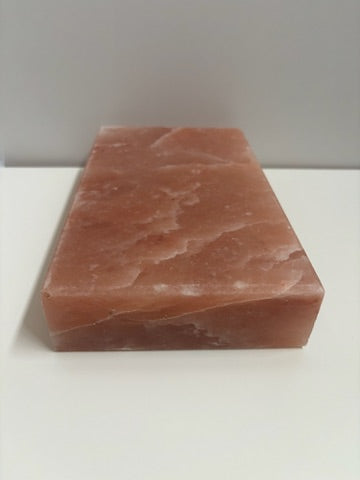 Rechthoekige Himalaya zoutsteen kookplaat van 25 x 15 x 5 cm, ongeveer 4,5 kg. Roze natuursteen geschikt voor grillen, bakken en serveren van vlees, vis, groenten of desserts. Te gebruiken op BBQ, in oven of op gasfornuis (niet op inductie). Hittebestendig tot 600°C.