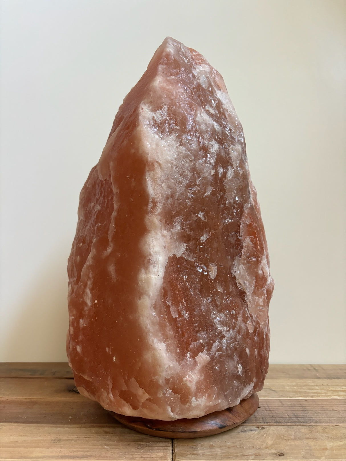 Himalaya zoutlamp 15-20kg, extra groot formaat tafellamp met warme, natuurlijke gloed, op stevige houten voet.