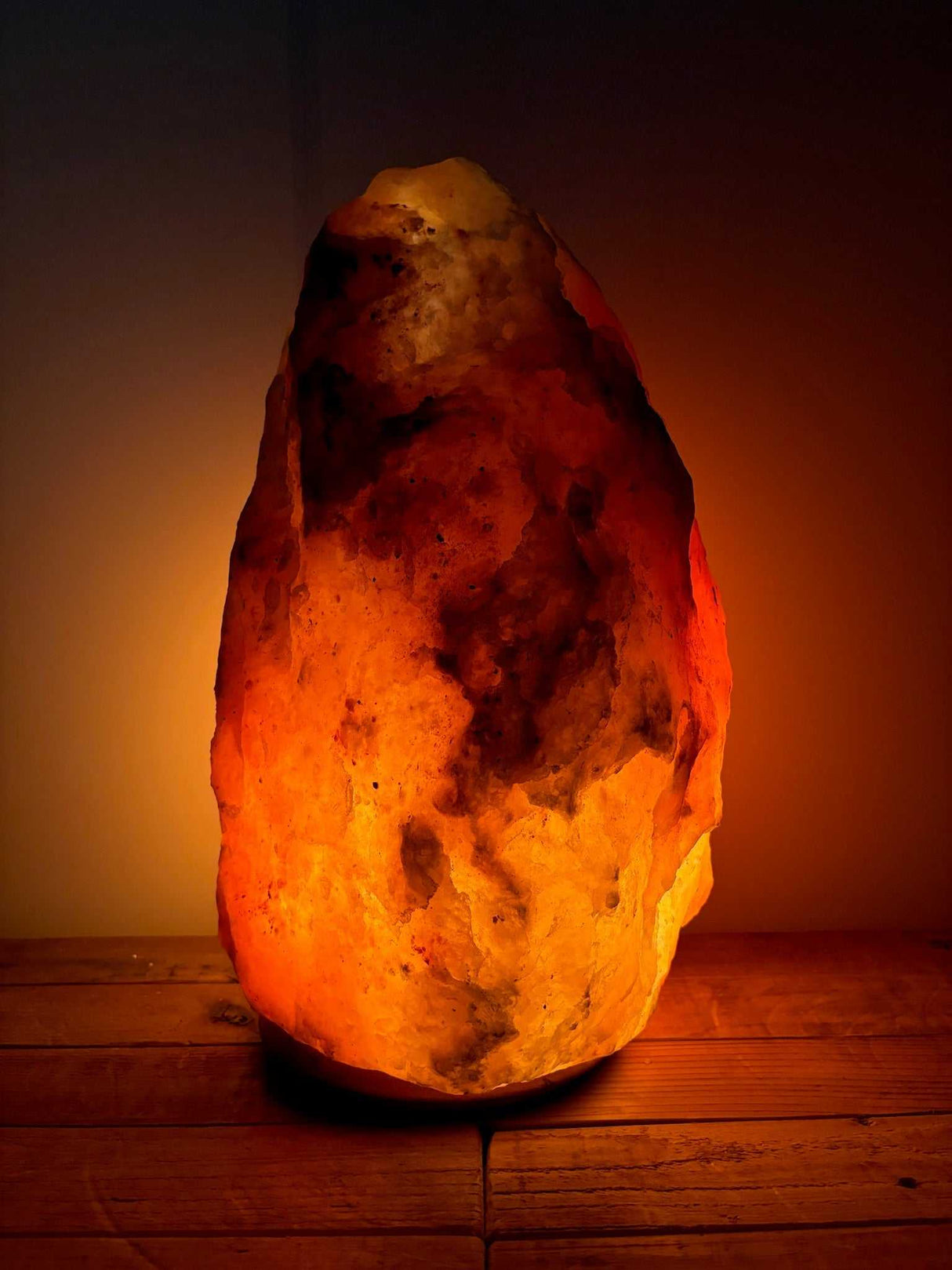 Himalaya zoutlamp rood 15–20 kg op houten voet met warm licht en snoer