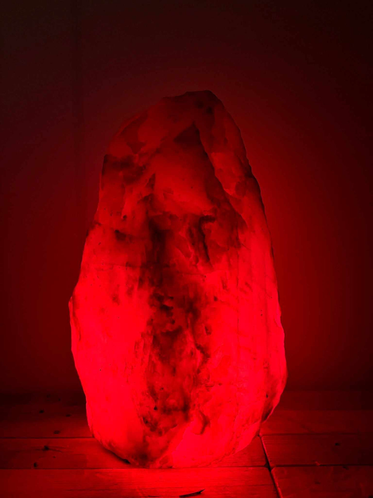 Himalaya zoutlamp rood 25–30 kg met houten voet en warme gloed