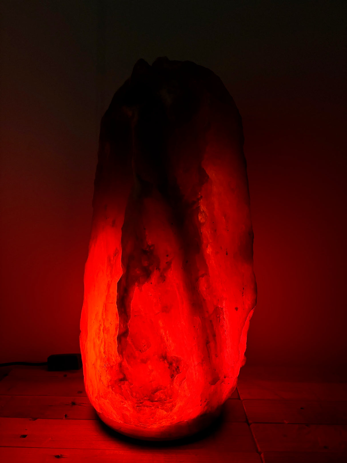 Grote Himalaya zoutlamp 30-35kg op houten voet, sfeervolle natuurlijke luchtzuiveraar voor woon- of bedrijfsruimte.