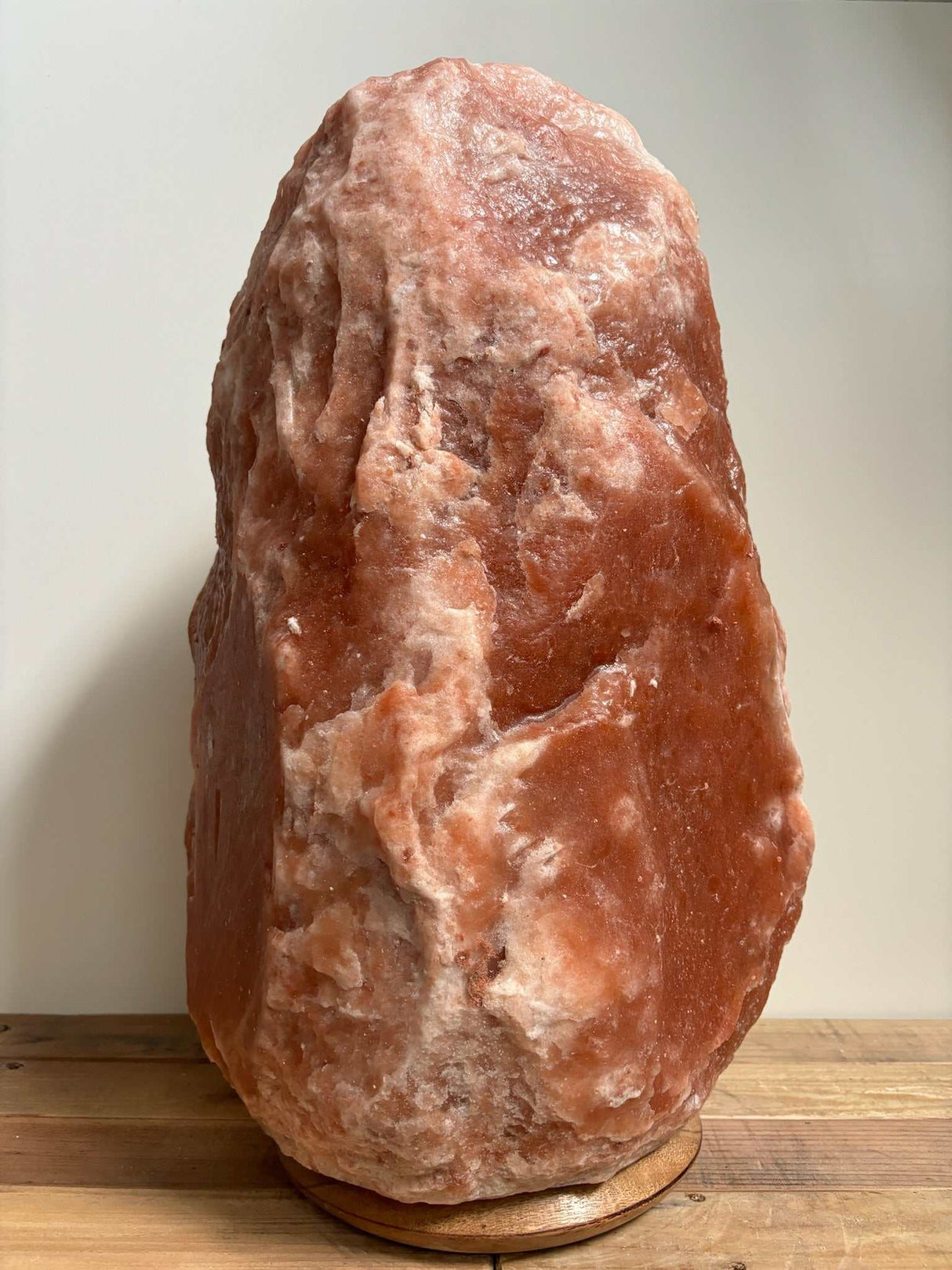 Himalaya zoutlamp rood 35-40 kg met warme gloed en houten voet