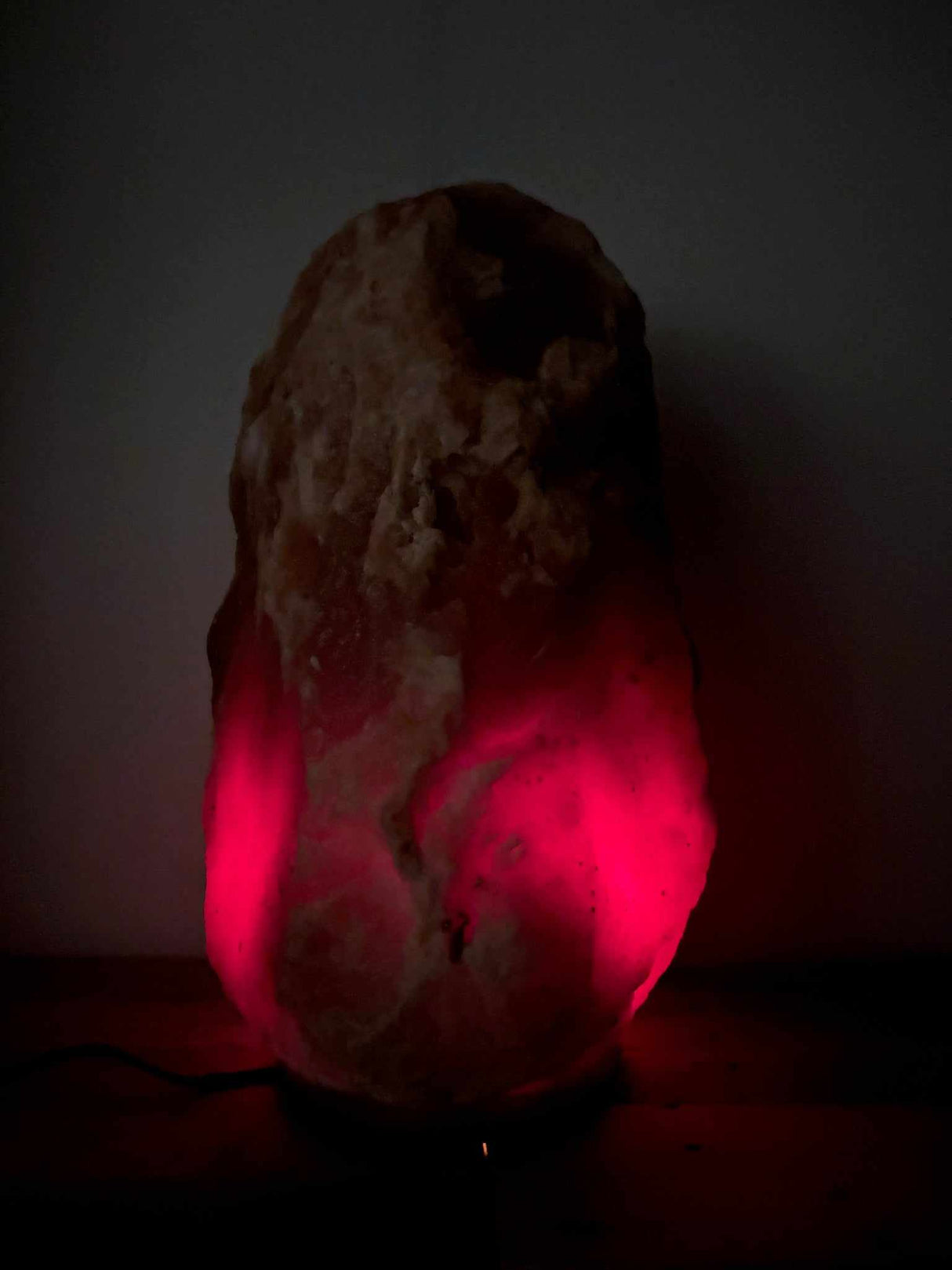 Himalaya zoutlamp rood 35–40 kg met warme gloed en houten voet