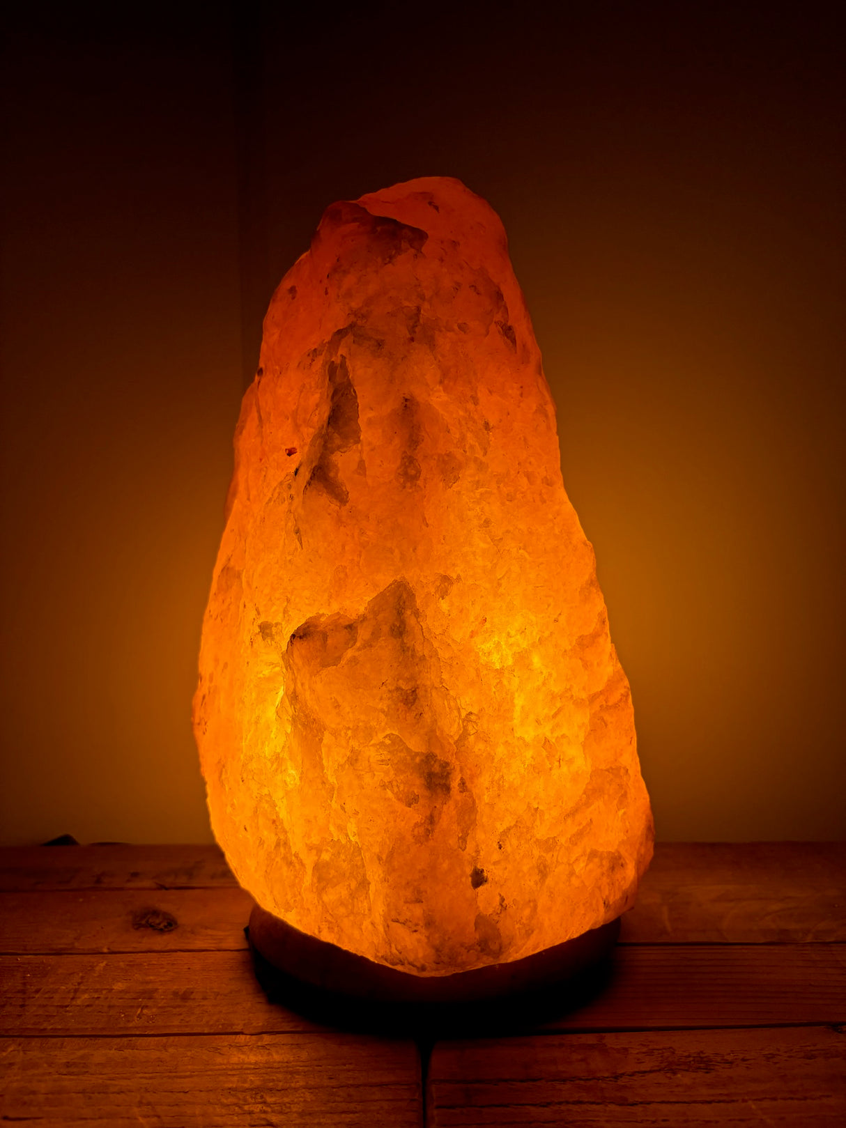 Himalaya zoutlamp 8-10kg op houten voet – extra grote natuurlijke zoutkristal lamp, sfeervolle luchtzuiveraar voor woonkamer, praktijk of yogastudio.