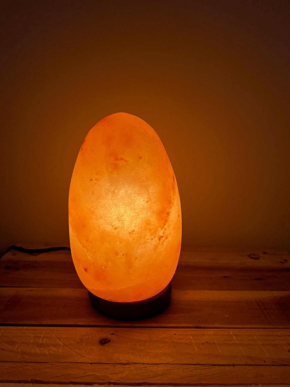 Handgemaakte Himalaya zoutlamp in ei-vorm met warme gloed, inclusief houten voet, lampje en kabel