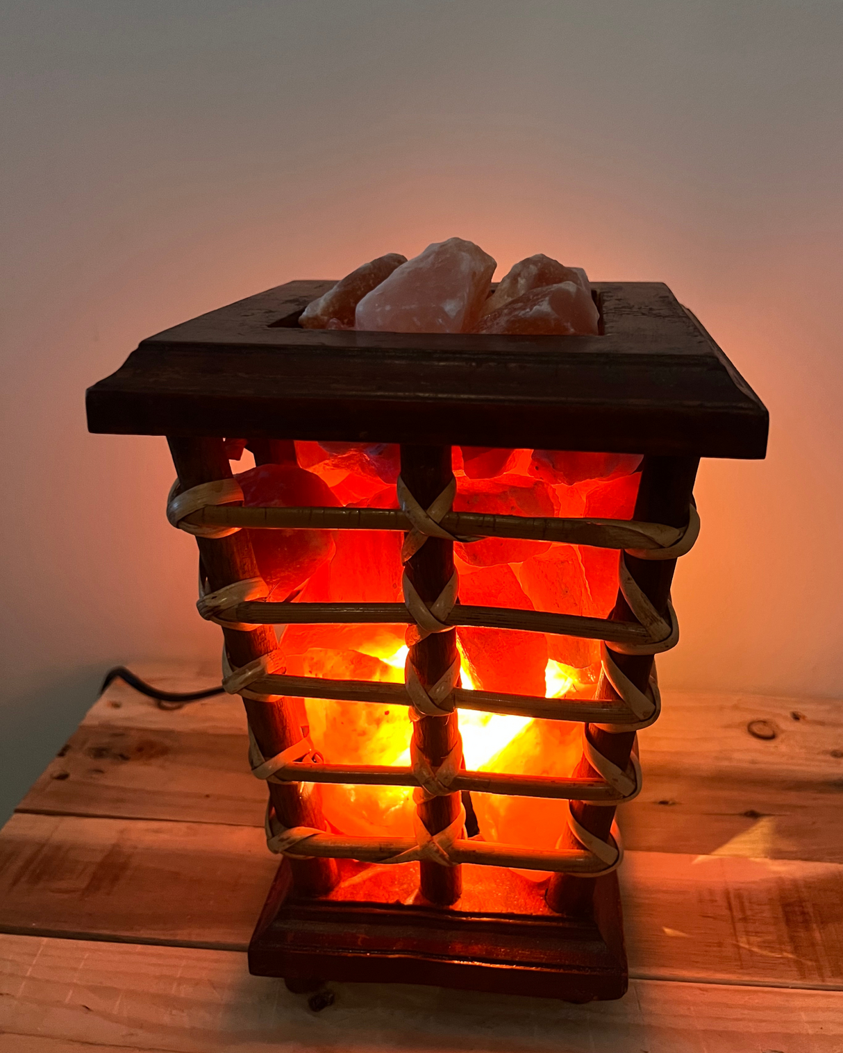 Himalaya trapeze-vorm houten mand met natuurlijk zout en warme sfeerverlichting