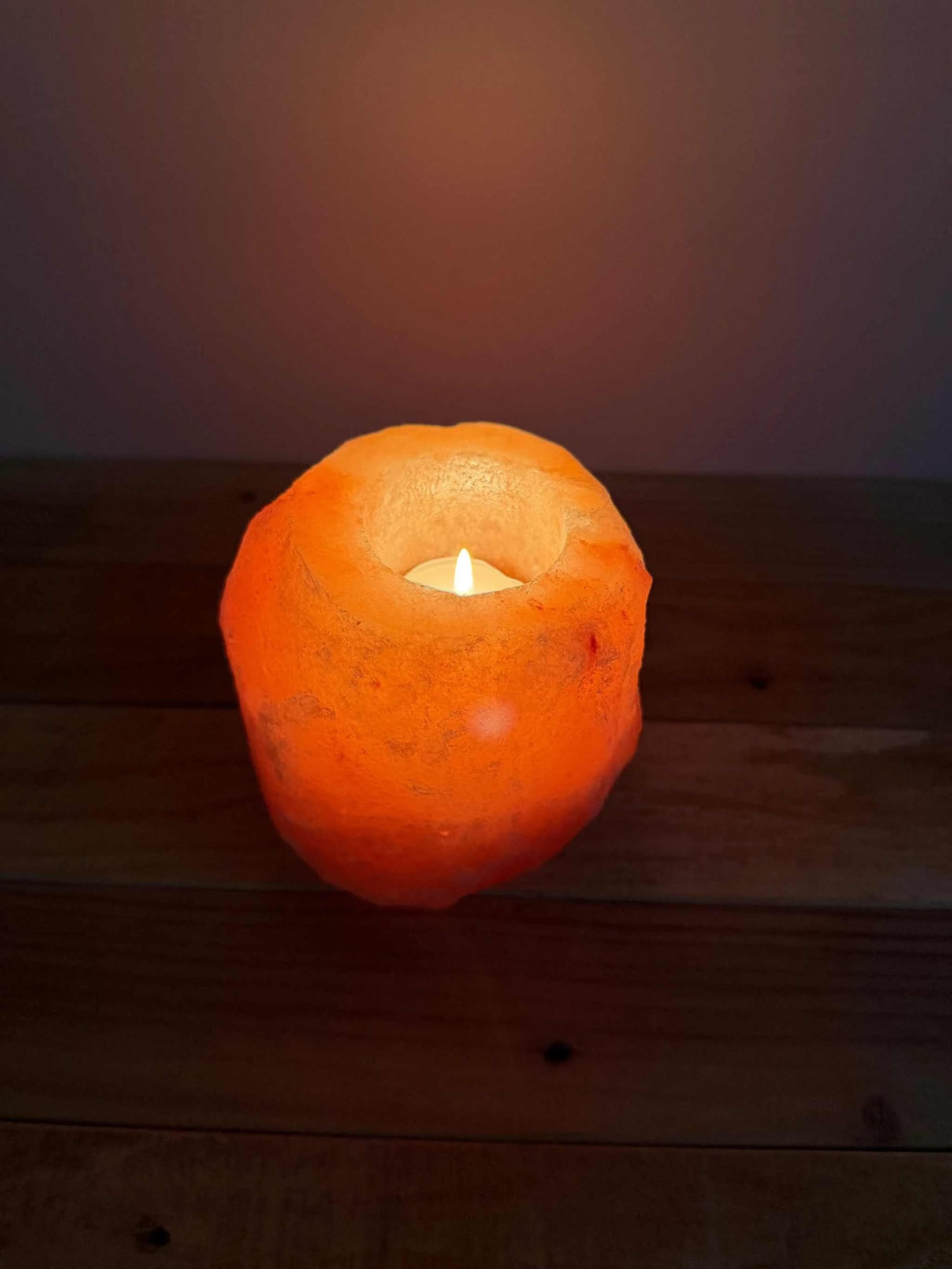 Handgemaakte natuurlijke zoutsteen waxinelichthouder met rustgevende oranje gloed