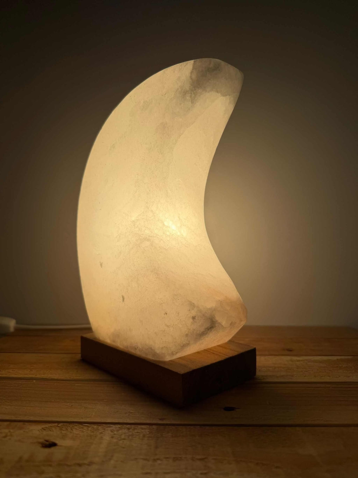 maanvormige Himalaya zoutlamp in roze, grijs en wit met kabel en reservelampje
