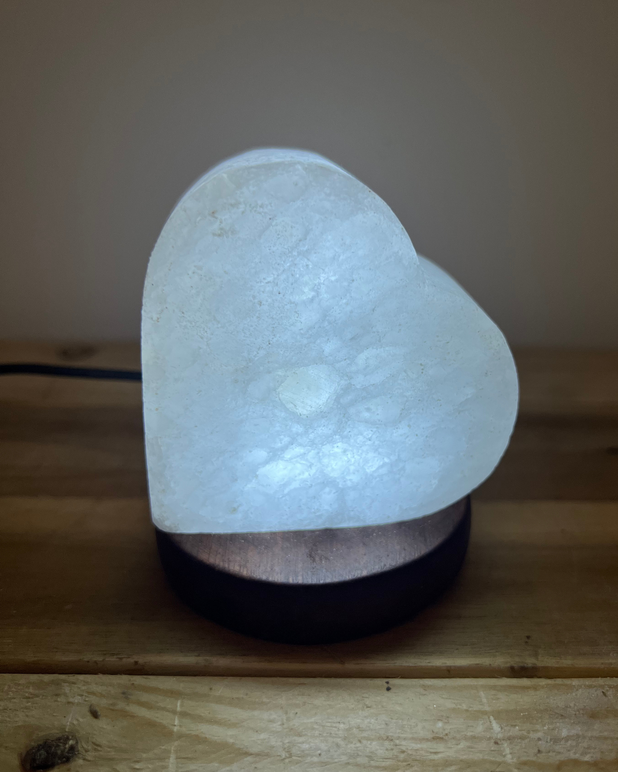 Witte Himalaya USB zoutlamp in hartvorm voor rustgevende sfeer en compact gebruik