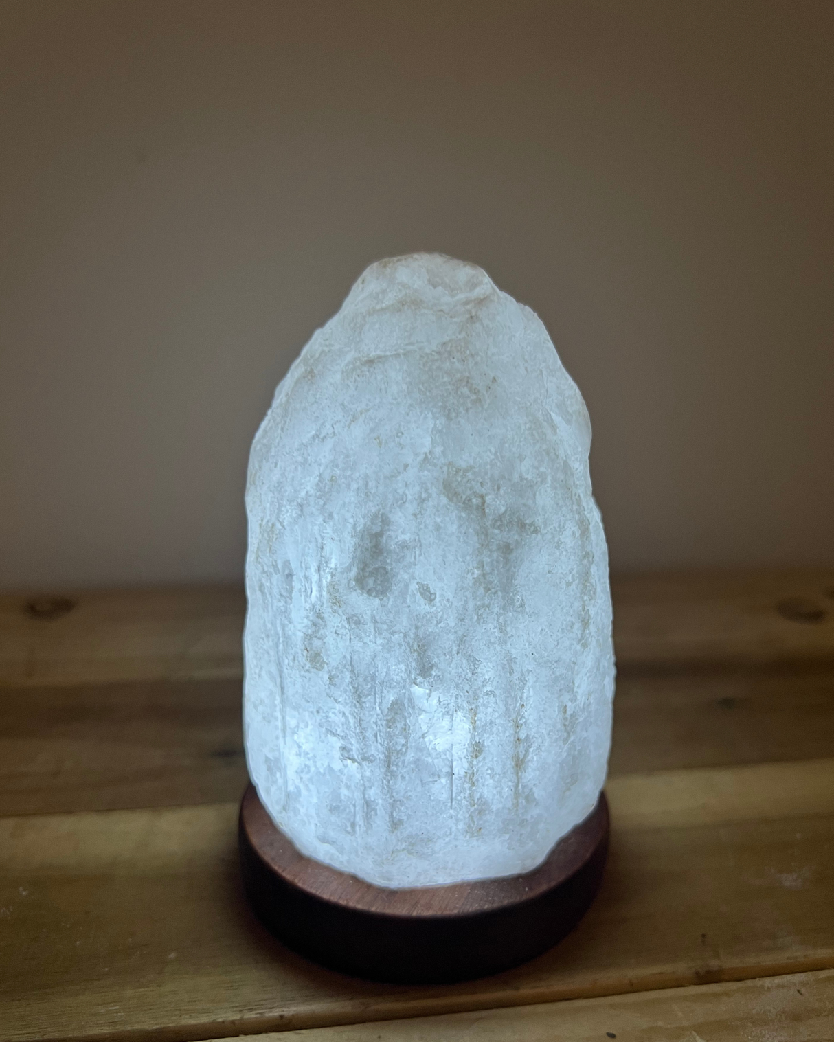 Witte Himalaya USB zoutlamp in natuurlijke vorm voor rustgevende sfeer en draagbaar gebruik