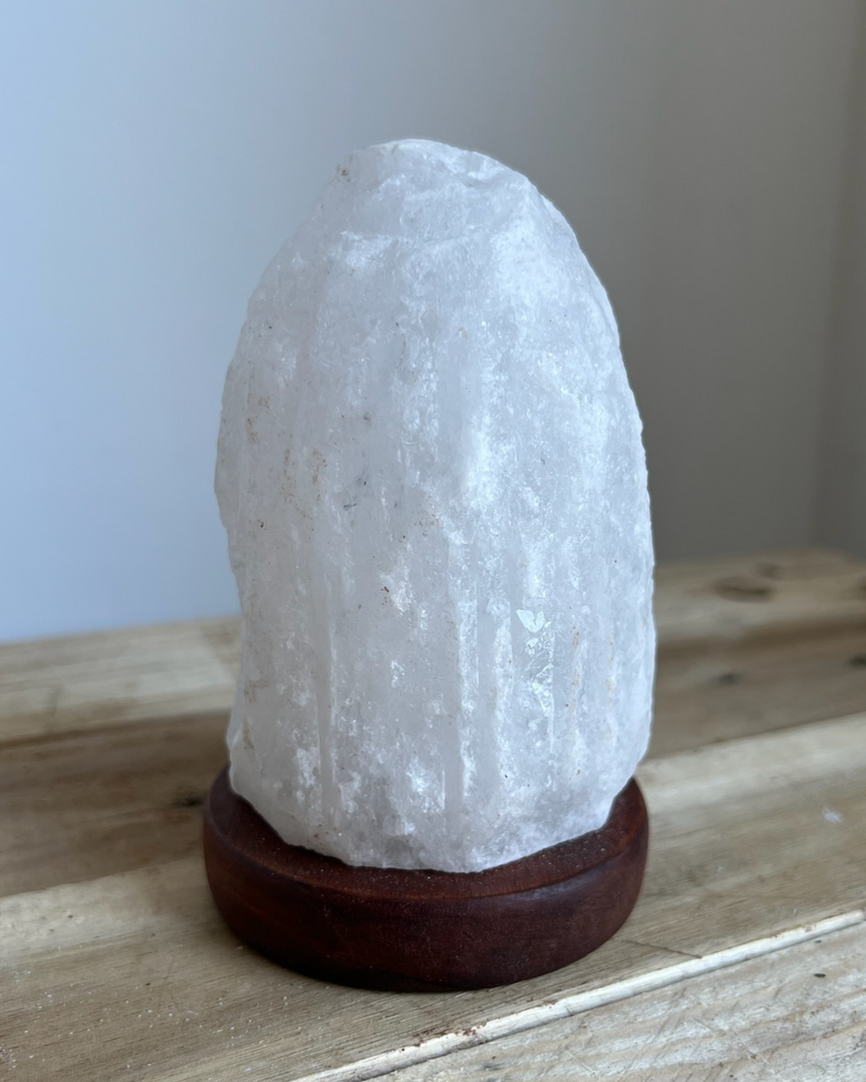 Witte Himalaya USB zoutlamp in natuurlijke vorm met rustgevend licht en compact design