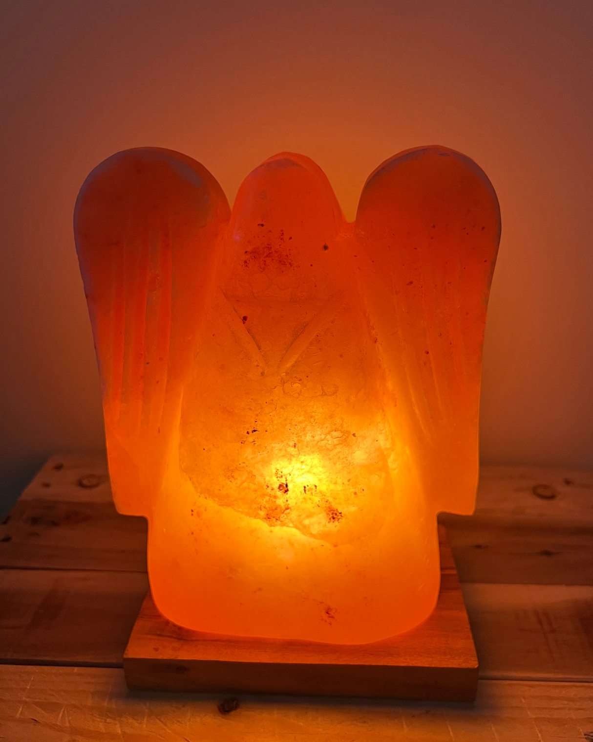 Himalaya zoutlamp engel handgemaakt met warme gloed en houten voet