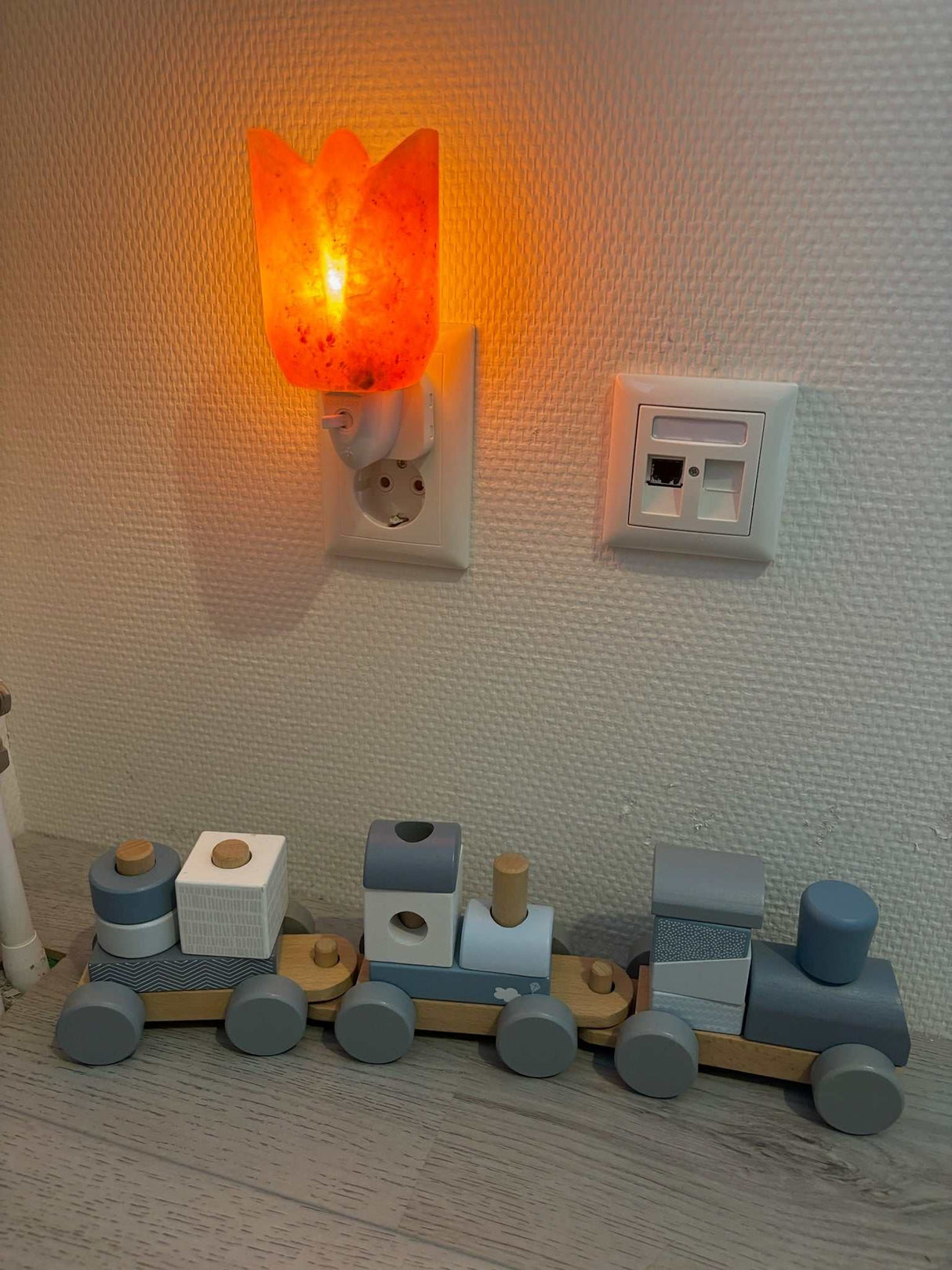 Himalaya zoutsteen nachtlampje in tulpvorm met warme, rustgevende gloed voor slaapkamer en meditatiehoek