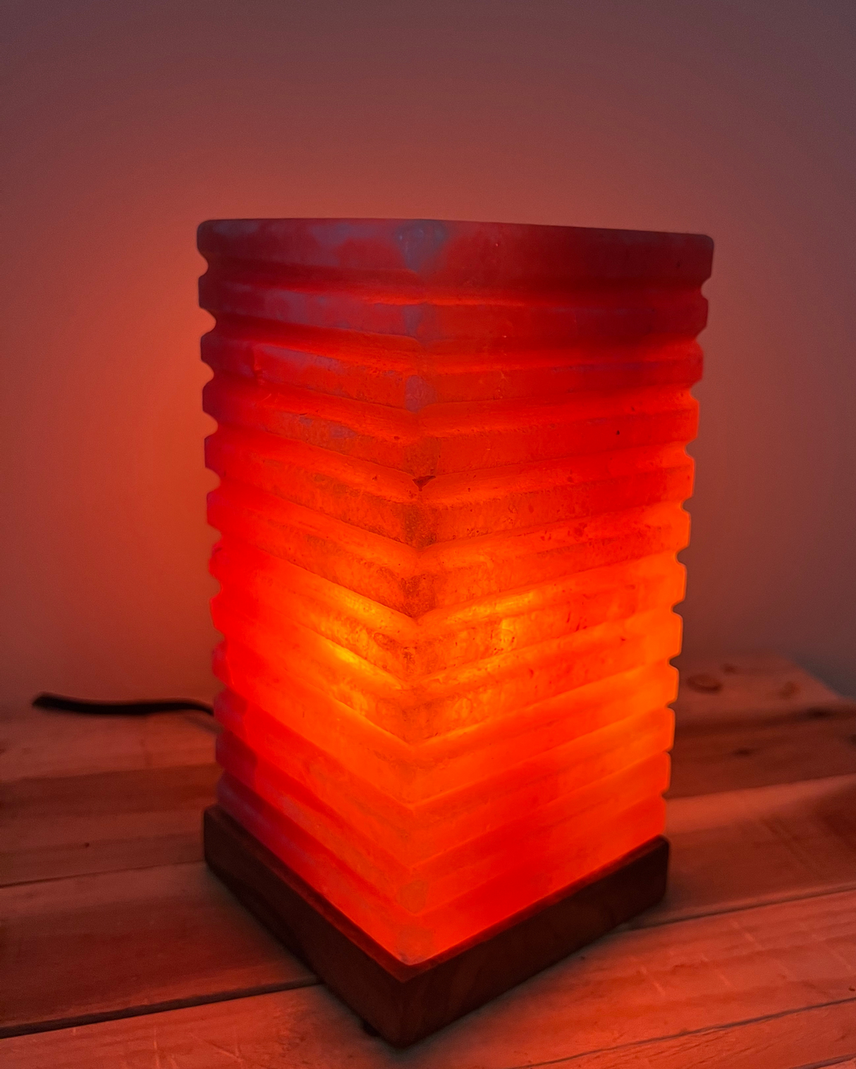 Himalaya zoutlamp spiraalvormige zoutsteenlamp met warme gloed en houten voet