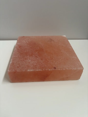 Vierkante Himalaya zoutsteen kook- en serveerplaat van roze natuursteen. Geschikt voor grillen, bakken en stijlvol serveren van vlees, vis, groenten of desserts. Te gebruiken warm op BBQ of koud uit koelkast/vriezer. Geeft gerechten een subtiele, natuurlijke zoutsmaak.