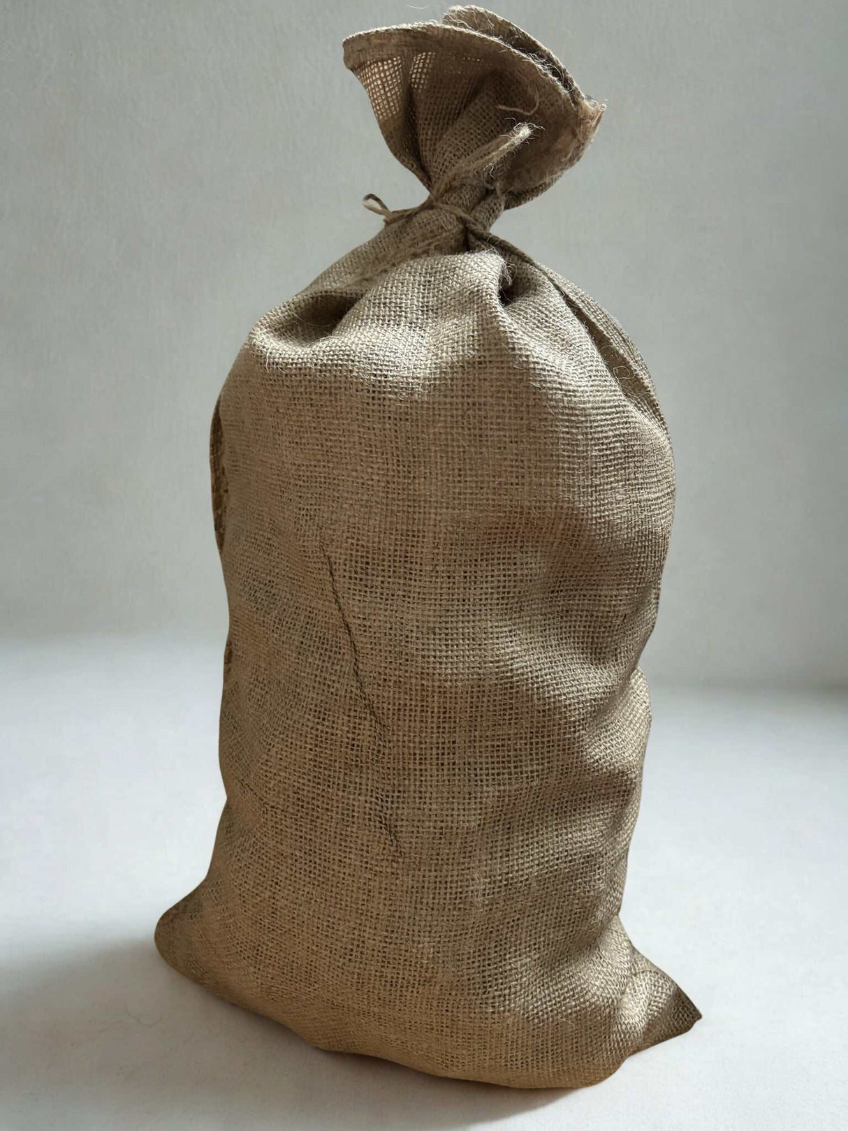 Ruwe Himalaya zoutsteenbrokken van 2-5 cm in hersluitbare jute zak voor natuurlijke sfeer en zuivering