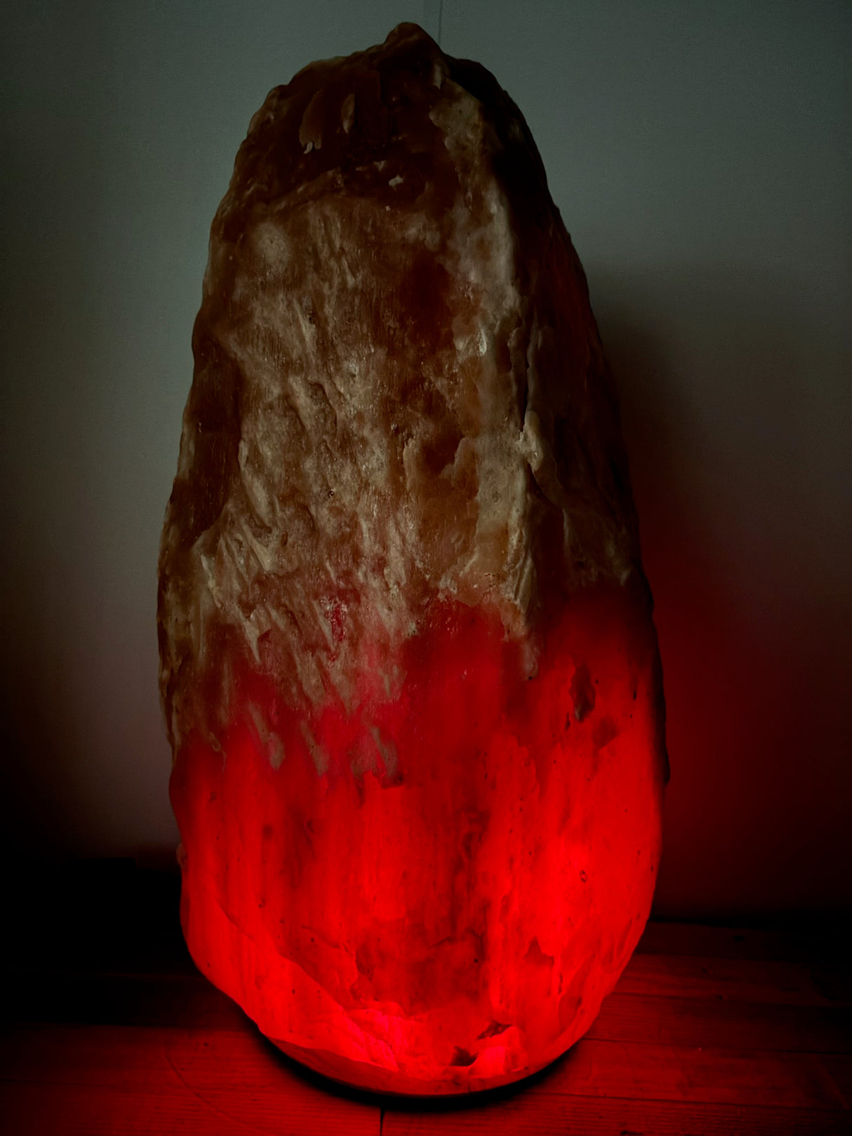 Himalaya XL zoutlamp donker 90–100 kg met diepe oranje/rode gloed