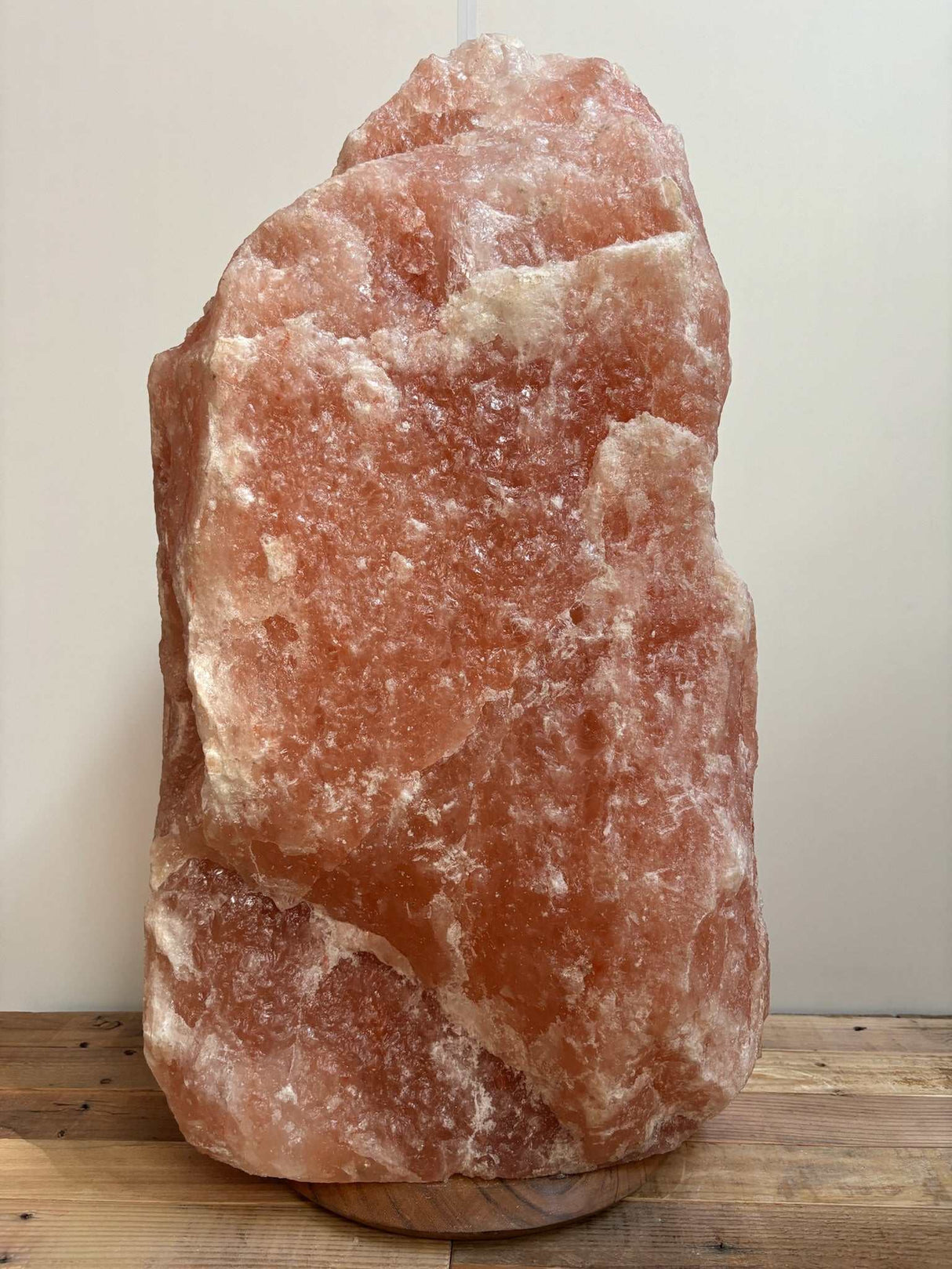 Himalaya XL zoutlamp roze 100–120 kg met warme amberkleurige gloed en houten voet