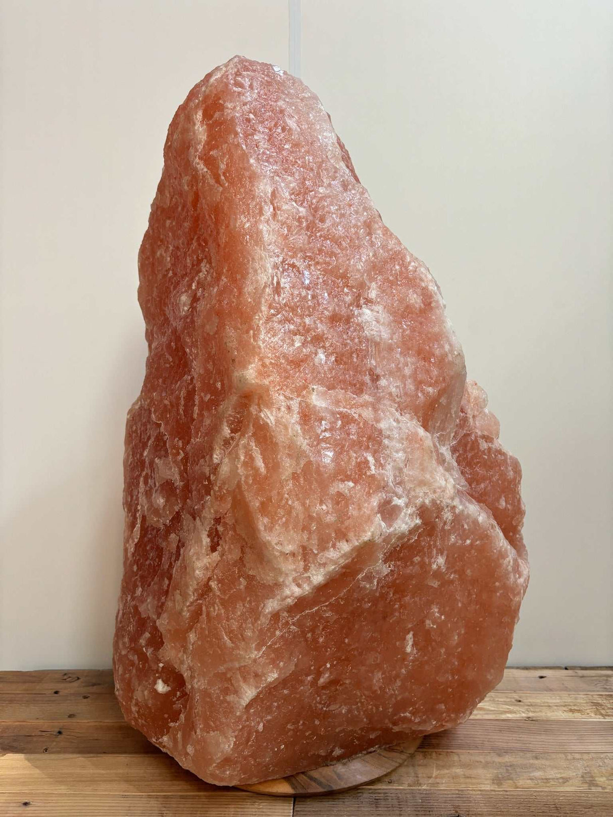 Himalaya XL zoutlamp roze 100–120 kg met warme amberkleurige gloed en houten voet