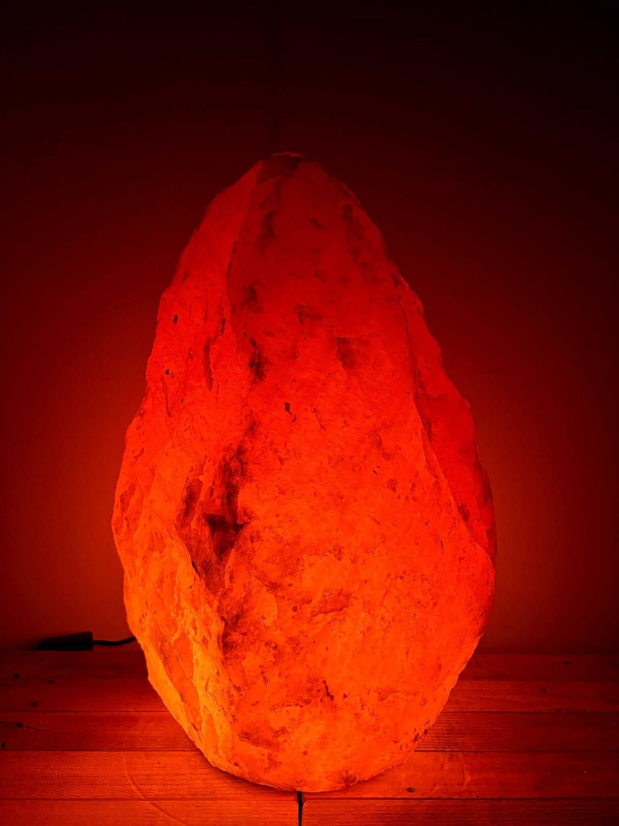 Roze Himalaya zoutlamp van 50-60 kg met houten voet en warm sfeervol licht