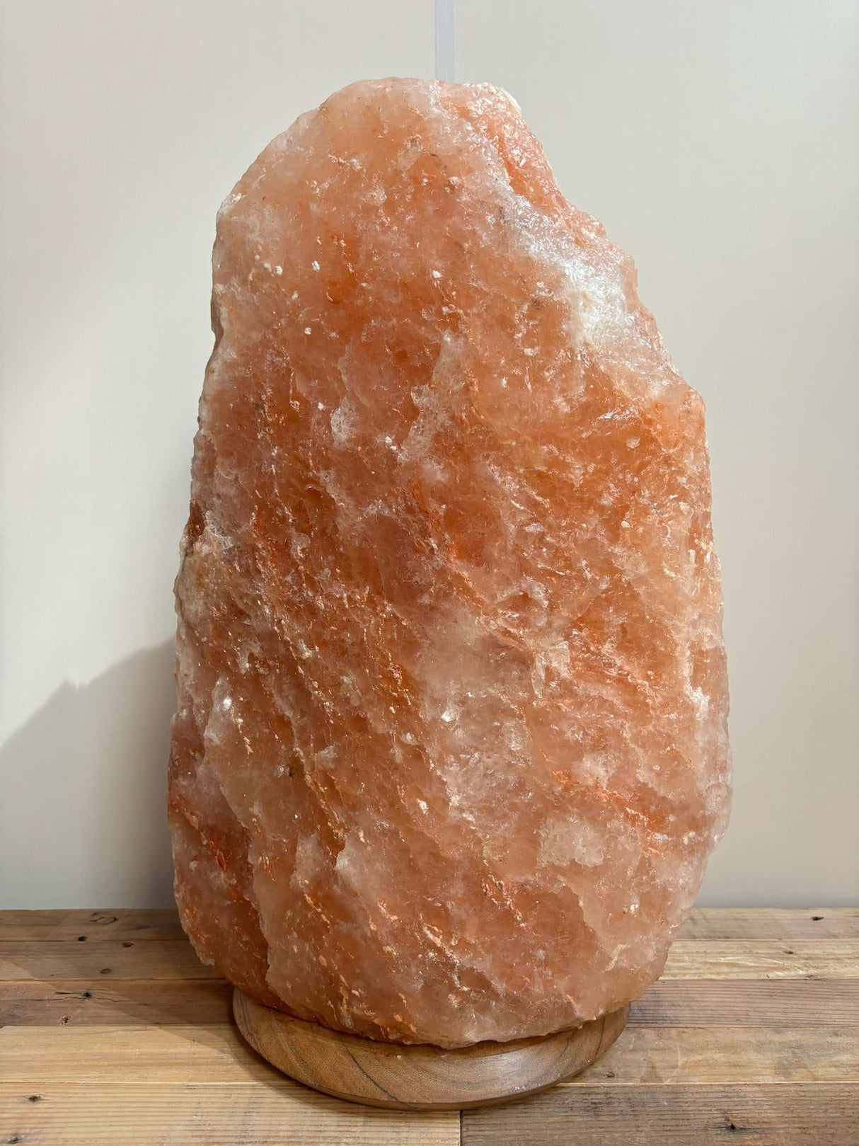 Grote Himalaya Zoutlamp Roze 70-80 kg met warm licht en houten voet voor natuurlijke luchtzuivering