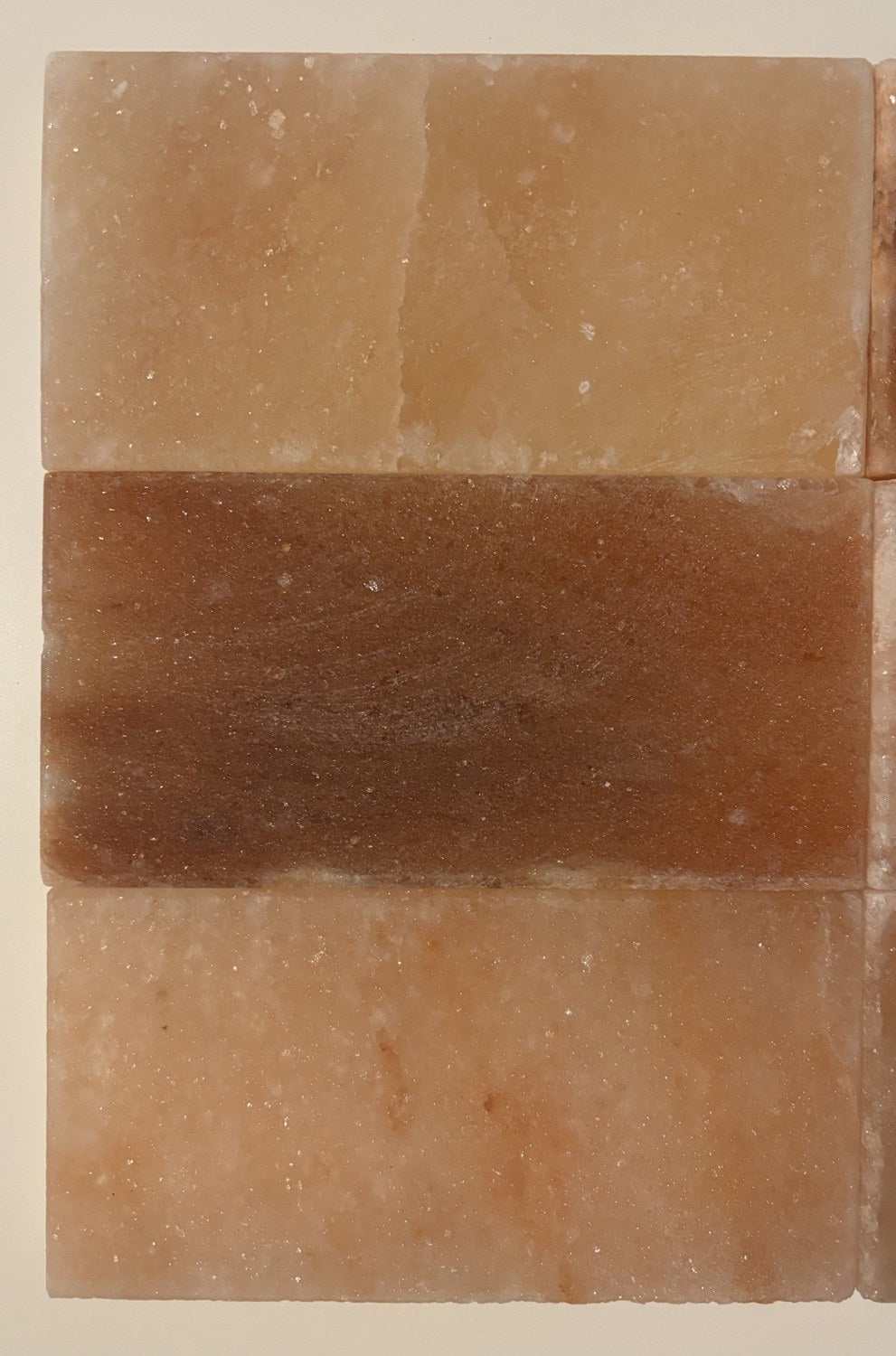 Rechthoekige Himalaya zoutsteen tegel 20x10x2,5 cm met warme amber-oranje kleur en natuurlijke structuur uit Pakistan
