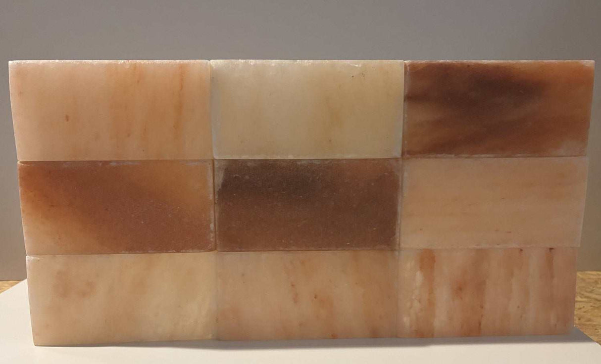 Rechthoekige Himalaya zoutsteen tegel 20x10x2,5 cm met warm amberkleurige tinten en natuurlijke textuur uit Pakistan