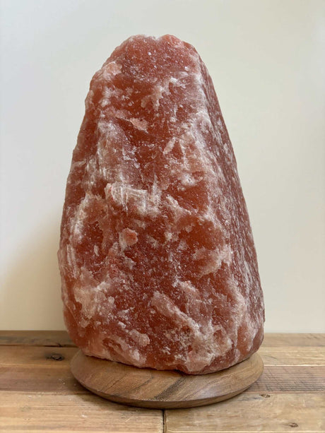 Warme oranje-roze gloed van unieke handgemaakte Himalaya zoutlamp voor natuurlijke rust en sfeer in interieur