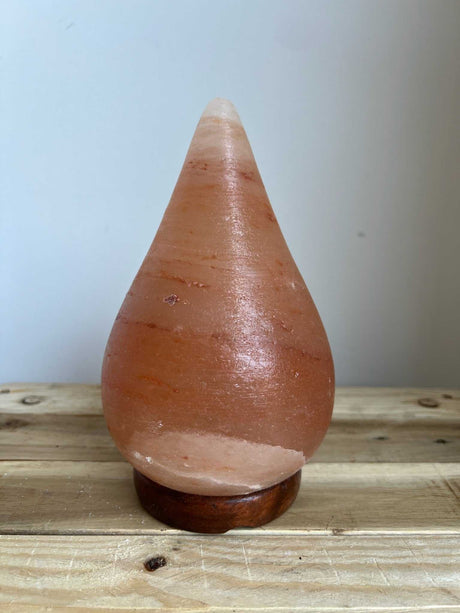 Handgemaakte Himalaya zoutlamp figuren in hart, bol en piramide vorm met houten voet en snoer