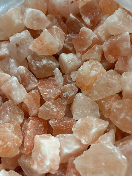 Himalaya zoutsteenbrokken als decoratie en wellness navulling met warme gloed