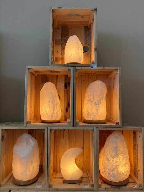 Witte Himalaya zoutlampen van 3 tot 50 kg met subtiel wit licht voor modern interieur