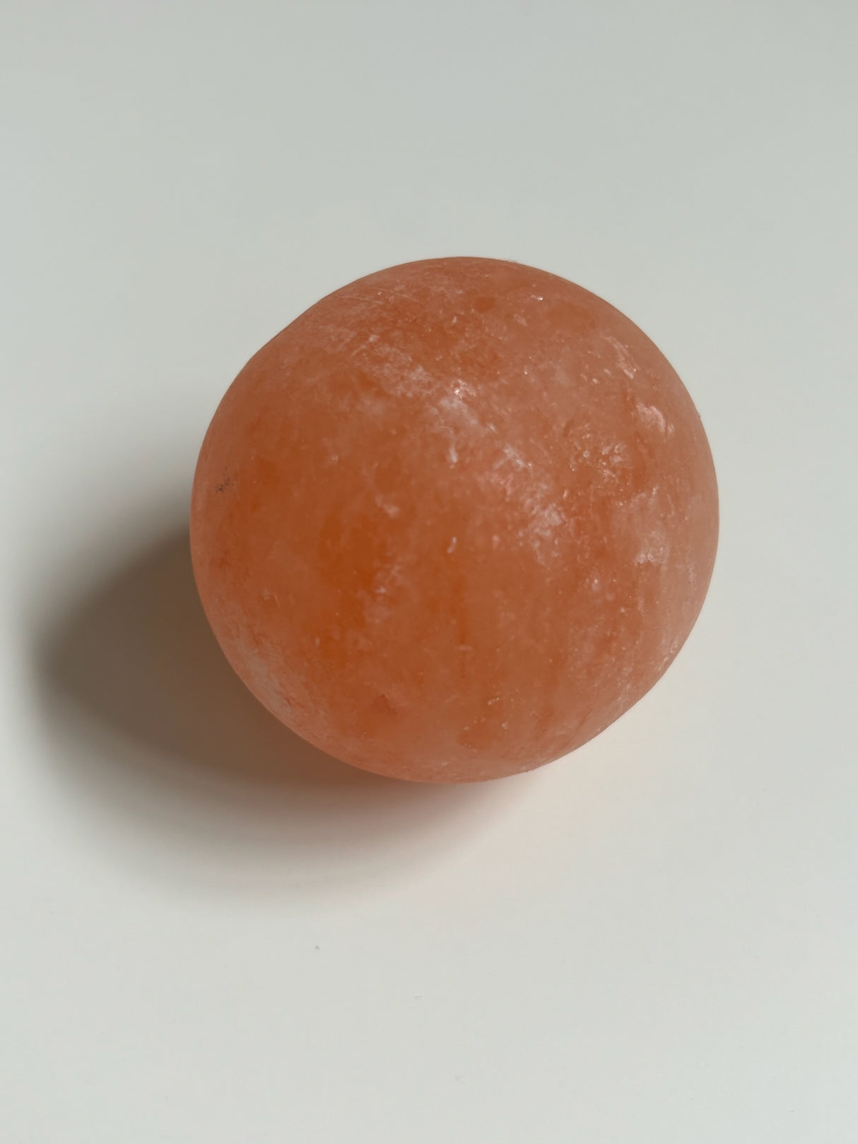 Ronde Himalaya badzoutbal van 50 mm doorsnee, gemaakt van 100% puur kristalzout uit Pakistan. Natuurlijke wellnessbal voor in bad, rijk aan mineralen, ondersteunt ontspanning, huidverzorging en verlichting van spierpijn.