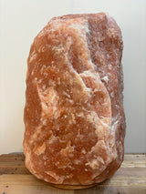 Himalaya XL zoutlamp donker 120–140 kg op houten voet met natuurlijke rood/oranje tint