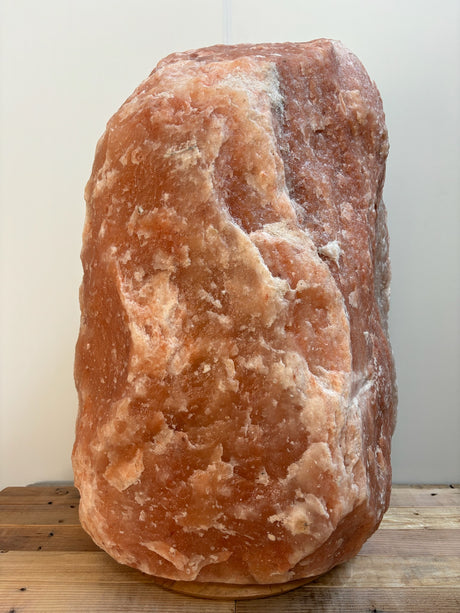 Himalaya XL zoutlamp donker 120–140 kg op houten voet met natuurlijke rood/oranje tint