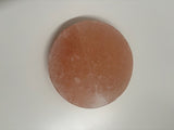 Ronde Himalaya zoutsteen kook- en serveerplaat van Ø20 cm, circa 4 kg. Natuurlijke roze steen geschikt voor warme bereidingen op BBQ of oven, en voor koude presentaties van sushi, kaas of desserts. Geeft gerechten een milde, subtiele zoutsmaak.