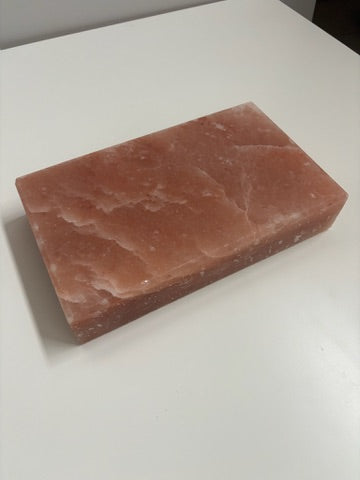 Rechthoekige Himalaya zoutsteen kookplaat van 25 x 15 x 5 cm, ongeveer 4,5 kg. Roze natuursteen geschikt voor grillen, bakken en serveren van vlees, vis, groenten of desserts. Te gebruiken op BBQ, in oven of op gasfornuis (niet op inductie). Hittebestendig tot 600°C.