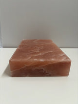 Rechthoekige Himalaya zoutsteen kookplaat van 25 x 15 x 5 cm, ongeveer 4,5 kg. Roze natuursteen geschikt voor grillen, bakken en serveren van vlees, vis, groenten of desserts. Te gebruiken op BBQ, in oven of op gasfornuis (niet op inductie). Hittebestendig tot 600°C.