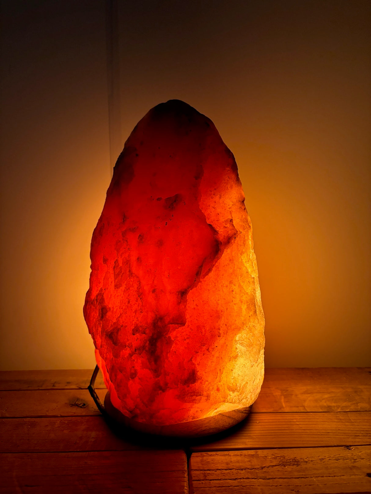 Himalaya zoutlamp 10-12kg op houten voet, sfeerlicht en luchtzuivering voor woonkamers.