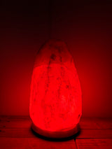 Himalaya zoutlamp 12-15kg, groot formaat met warme, natuurlijke gloed, op stevige houten voet.