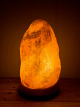 Himalaya zoutlamp 3-4kg op houten voet – roze zoutkristal lamp uit Pakistan, sfeervol en luchtzuiverend, perfect voor woonkamer, slaapkamer of yoga.