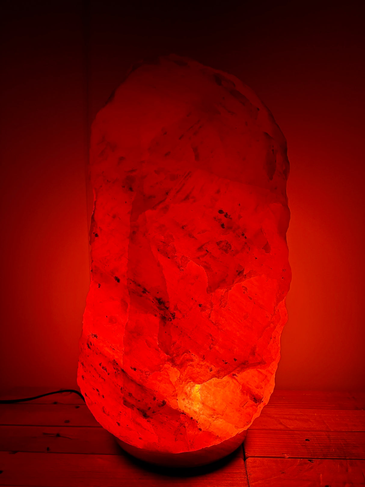 Grote Himalaya zoutlamp 30-35kg op houten voet, sfeervolle natuurlijke luchtzuiveraar voor woon- of bedrijfsruimte.