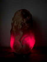 Himalaya zoutlamp 35-40kg, grote donker-roze zoutsteenlamp op houten voet voor wellness, ontvangstruimte of hotel.