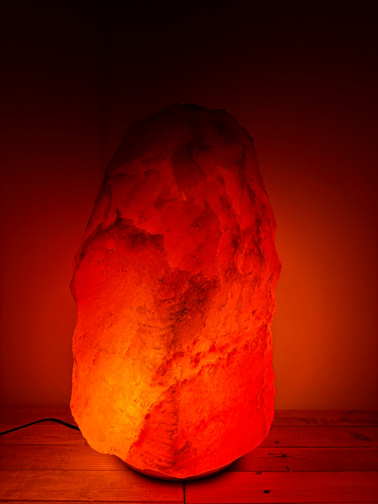 Himalaya zoutlamp 35-40kg, grote roze zoutsteenlamp op houten voet voor wellness, ontvangstruimte of hotel.