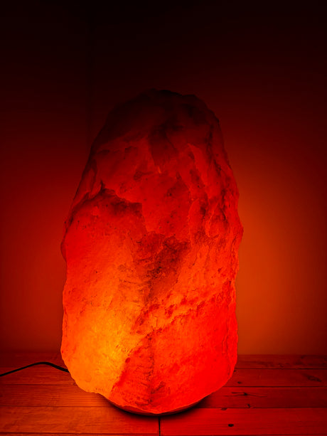 Himalaya zoutlamp 35-40kg, grote roze zoutsteenlamp op houten voet voor wellness, ontvangstruimte of hotel.