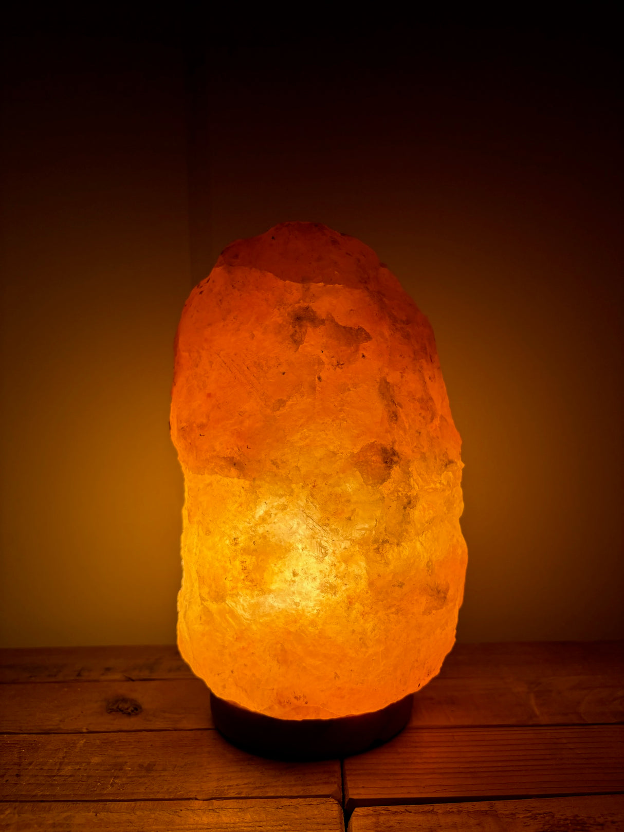 Himalaya zoutlamp 4-6kg – handgemaakte natuurlijke zoutlamp uit Pakistan met houten voet, sfeervol roze licht, ideaal voor woonkamer of slaapkamer, luchtzuiverende werking.