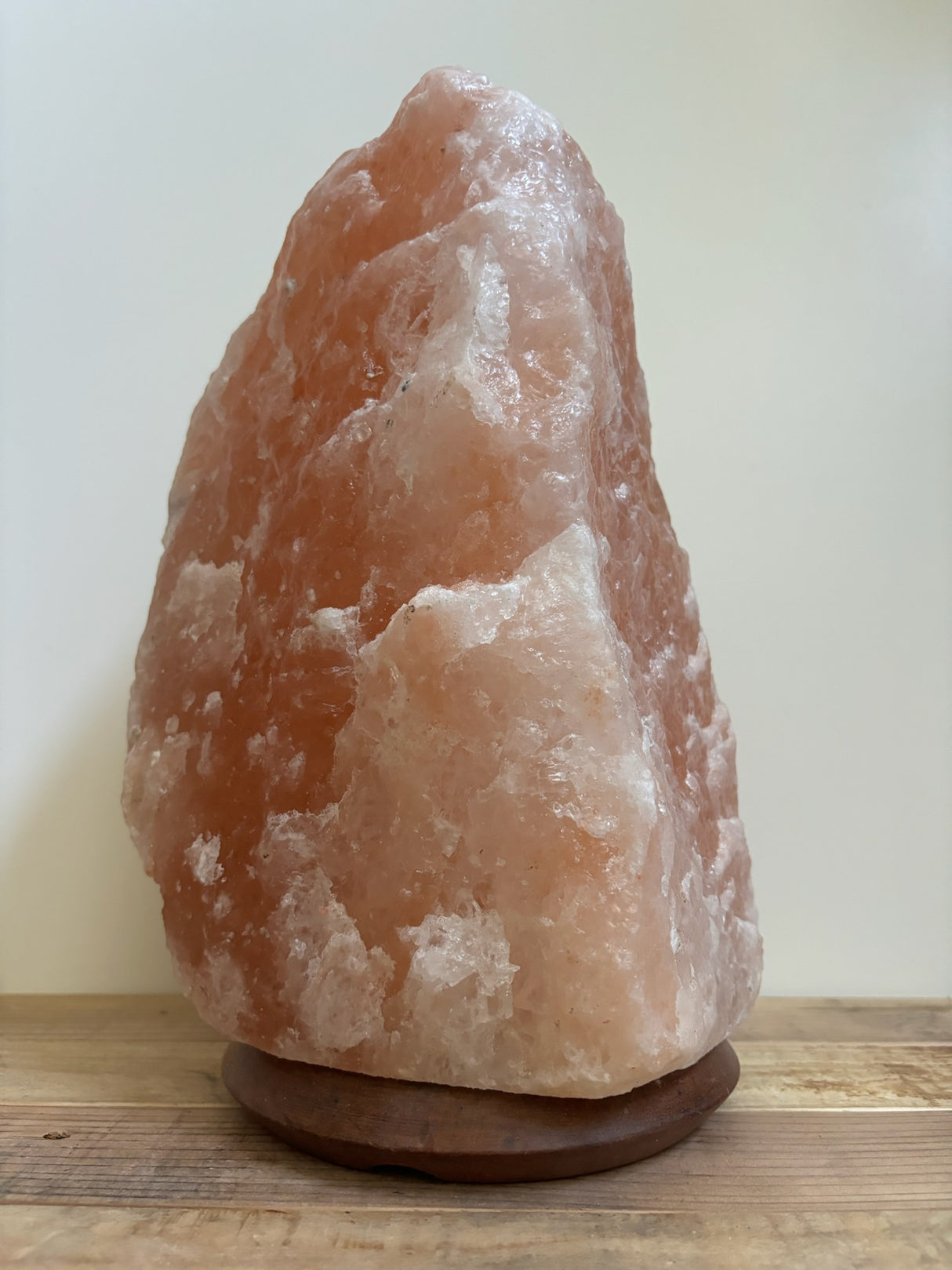 Himalaya zoutlamp 8-10kg op houten voet – extra grote natuurlijke zoutkristal lamp, sfeervolle luchtzuiveraar voor woonkamer, praktijk of yogastudio.