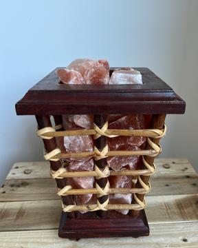 Himalaya trapeze-vorm houten mand met natuurlijke zoutsteenbrokken en warme sfeerverlichting